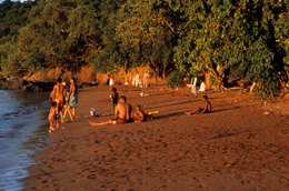 Archipel-des-Comores;-Enfants;-Familles;-France;-Kaleidos;-Kaleidos-images;-La-parole-à-limage;-Laurent-Abad;-Longoni;-Lumière-du-soir;-Mayotte;-Océan-Indien;-Plage;-Sable-ocre;-Stories-Pictures;-Terre-rouge
